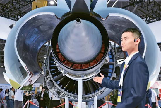 航空发动机是国之重器，是国家科技实力和创新能力的重要体现。这些年，我国航空发动机研制战线坚持自主创新，大力弘扬劳模精神、工匠精神，不断加快航空发动机自主研制步伐，为建设航空强国、实现高水平科技自立自强拼搏奋斗。图为2023年5月26日，参展工作人员在2023中国国际大数据产业博览会现场介绍国产CJ1000A民用大涵道比涡扇发动机。 新华社记者 欧东衢/摄