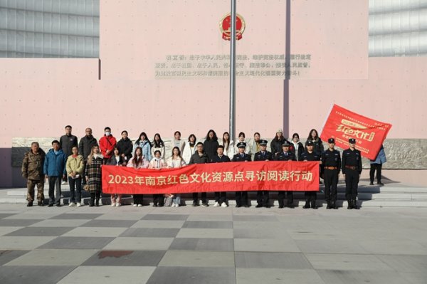 寻访团在南京宪法公园合影