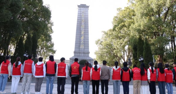在潜山市烈士陵园向革命烈士默哀鞠躬